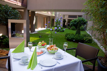 Pakat Suites Hotel Frühstück im Garten